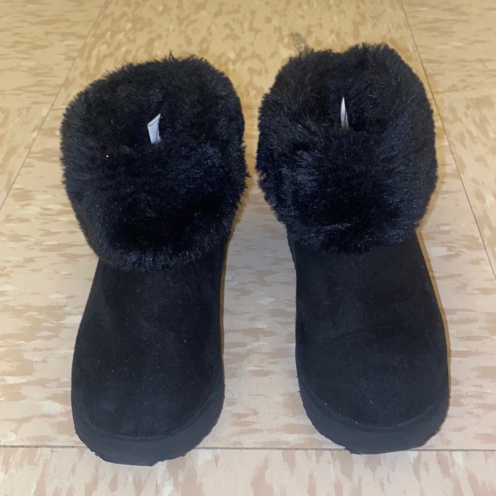 Brand new Black toddler boots with faux fur lining. Size 8. EUR 25.